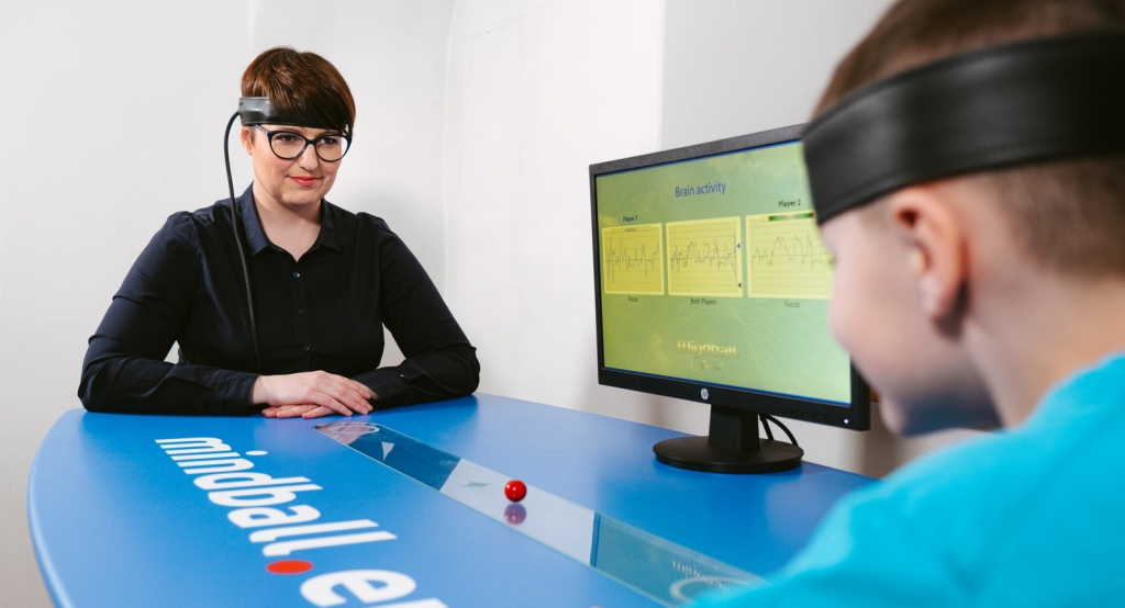 Dva lidé hrají hru jménem Mindball