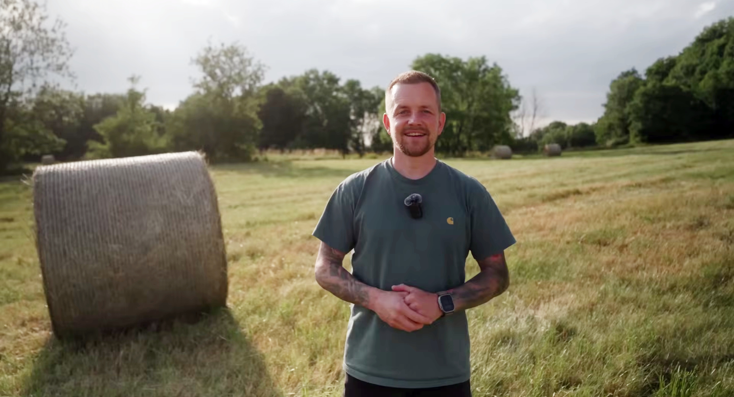 Jakub Fišer natáčí svůj vlog na poli